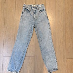 Abercrombie 90s Straight Ultra High Rise. Size 25/0